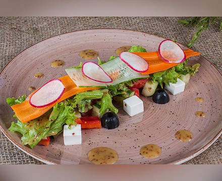 Овощной салат в греческом стиле